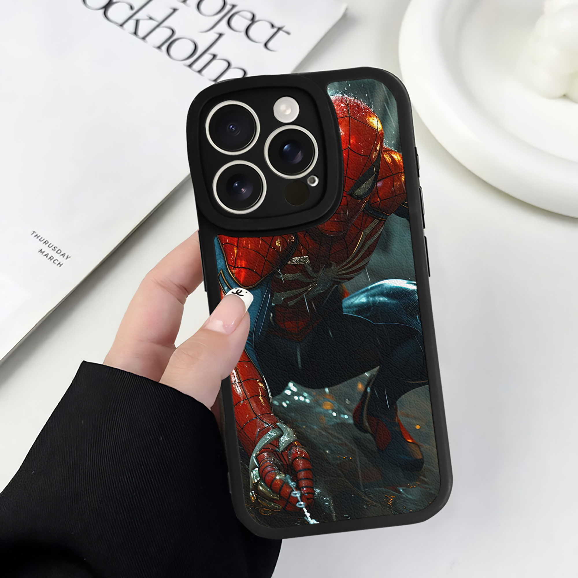 Spider Man スパイダーマン 【iPhone 16シリーズ対応】シリコンスマホケース（レザー調） 材質：シリコン